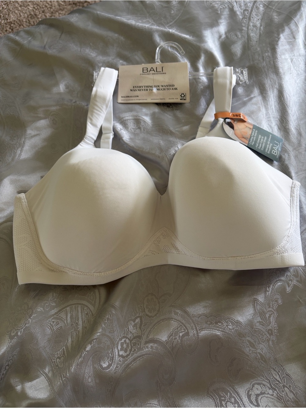 NWT- Bali White Moulded T-Shirt Bra - Smooth Seamless Cups